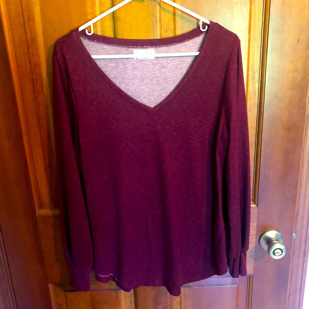 Wine Maurice’s 24/7 v-neck tee